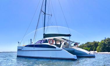 Sydney Harbour Charter em SPELLBOUND, um luxuoso catamarã à vela de 12 m.