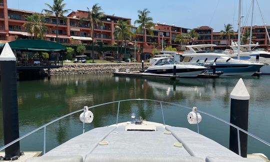 Aluguer de iates a motor Searay de 34 pés em Puerto Vallarta