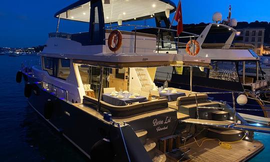 Luxury Motor Yacht for 15 person Tour in İstanbul