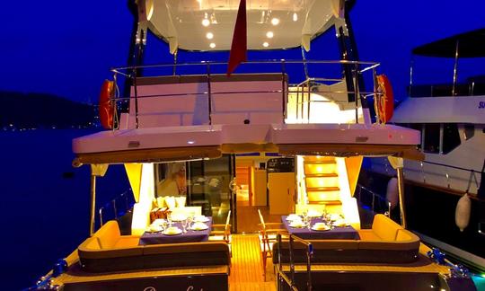 Luxury Motor Yacht for 15 person Tour in İstanbul