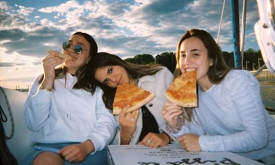 Pizza 🍕 party on the boat!