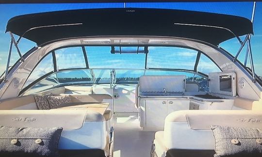 Barco a motor Sea Ray 370 Venture confortável e perfeito para fretamento diário em Stuart