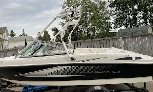 Maxum Bowrider for rent on Okanagan Lake