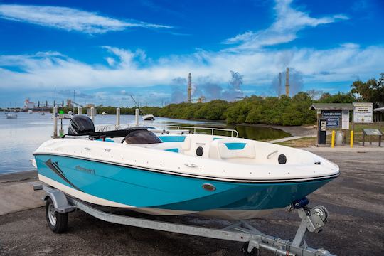 Cruising the bay in a bayliner E18