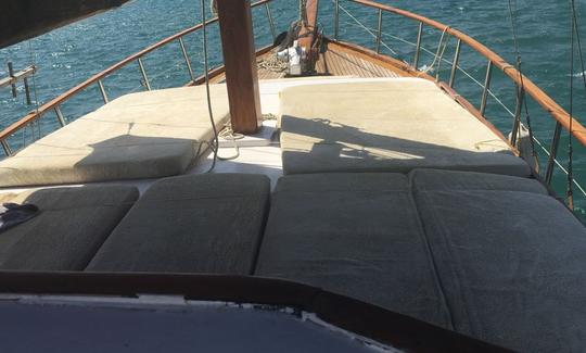 Chárter privado para un viaje diario en barco a vela Gulet PN para 12 personas en Bodrum