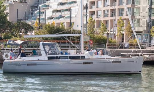 41' Beneteau Oceanis Sailing Yacht in Toronto for 12 Guests