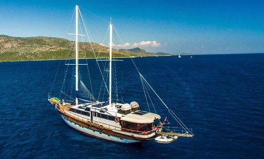 Goleta de vela de 78 pies para 10 personas en Muğla