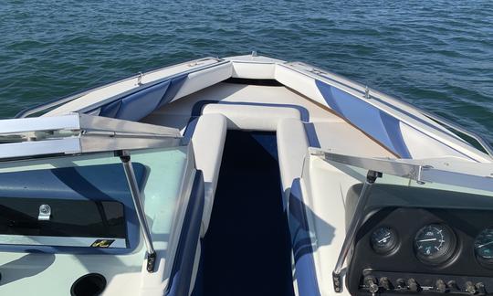 Lancha motora SeaRay de proa abierta de 18 libras y 135 CV de Newport Beach con capota completa de bimini