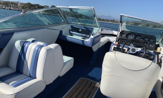 Lancha motora SeaRay de proa abierta de 18 libras y 135 CV de Newport Beach con capota completa de bimini