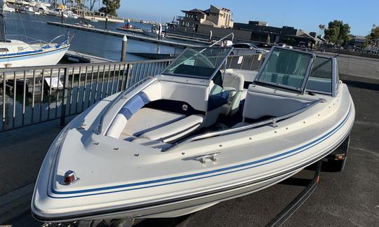 Lancha motora SeaRay de proa abierta de 18 libras y 135 CV de Newport Beach con capota completa de bimini