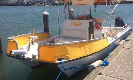 Alugue este barco de pesca com catamarã de 26 pés no console central em Brigantine, Nova Jersey