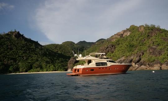 Location de yacht Ferretti Altura 690 à Eden Island