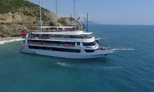 Mega Party Yatch em Alanya