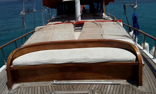 Alquiler privado para un viaje diario en barco en una Goleta AU de 2 cabinas en Bodrum