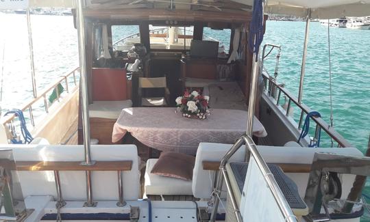 Alquiler privado para un viaje diario en barco en una Goleta AU de 2 cabinas en Bodrum