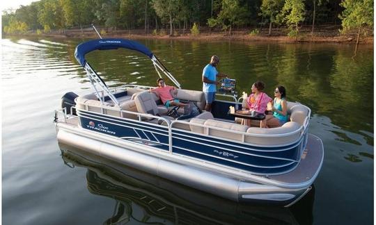 Barcaza Sun Tracker Tritoon Party 2021 en Grapevine Lake