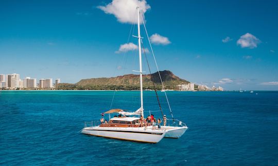 Carta de vela em um catamarã de luxo havaiano clássico de 52 pés em Honolulu, Havaí