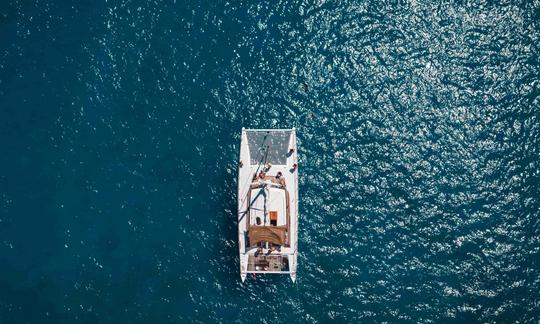 Carta de vela em um catamarã de luxo havaiano clássico de 52 pés em Honolulu, Havaí