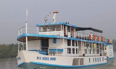 Embarcação turística MV Kokilmoni de 85 pés de comprimento em Sundarban, Bangladesh