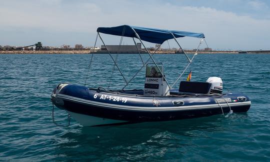 Alugue por meio dia ou dia inteiro este barco semirregido Lomac 460 OK em Torrevieja