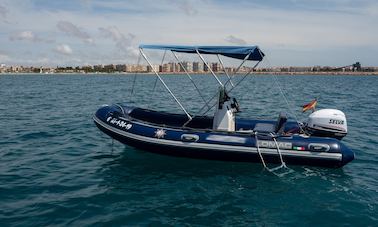 Alugue por meio dia ou dia inteiro este barco semirregido Lomac 460 OK em Torrevieja