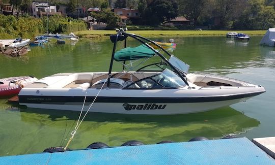 Malibu Bowrider para aluguel diário de até 6 pessoas em Valle de Bravo