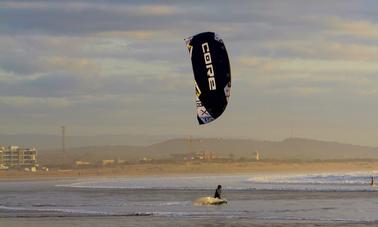 Découvrez le monde du kitesurf en explorant cette ville magique !