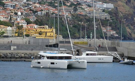 Belo catamarã à vela Lagoon 42 no Funchal