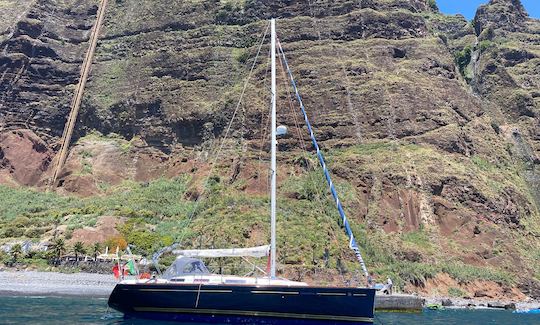 Belo barco à vela com serviço VIP.