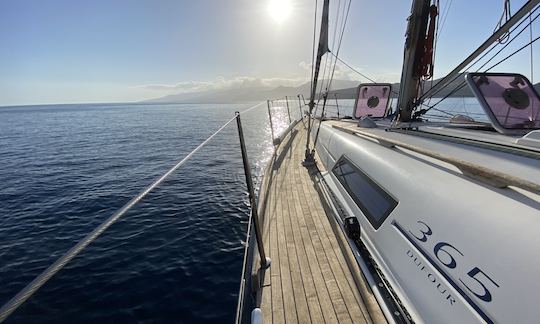 Belo barco à vela com serviço VIP.