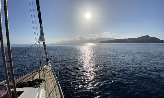 Belo barco à vela com serviço VIP.