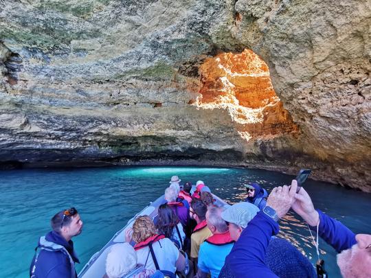 Explorez les superbes grottes de Benagil lors d'une excursion privée en bateau RIB !