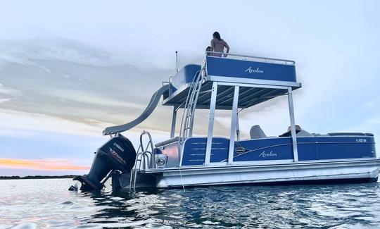 Tritoon “Sip N Slide 2" com escorregador em Clearwater Beach, Flórida