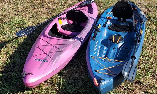 Dos kayaks, 1 para pescar y 1 para uso recreativo