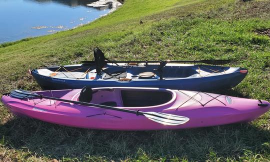 Dos kayaks, 1 para pescar y 1 para uso recreativo