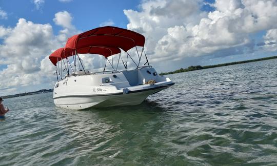 Lancha motora Chaparral de 23 pies con cubierta Bimini para alquiler diario 