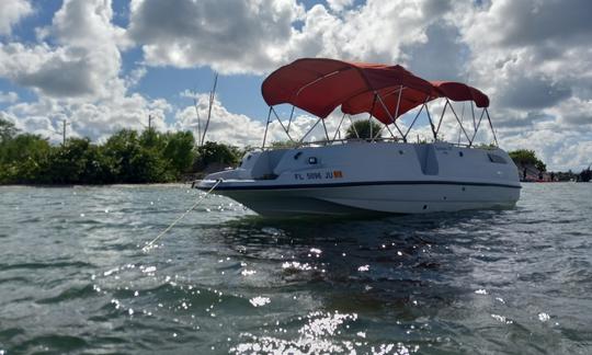 Lancha motora Chaparral de 23 pies con cubierta Bimini para alquiler diario 