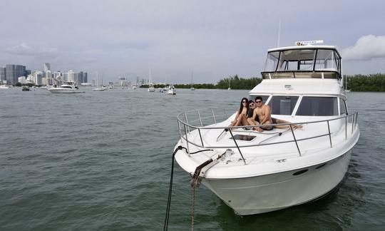 ALQUILER DE YATE DE LUJO DE 52 PIES PARA FIESTA EN MIAMI, EXCELENTE UBICACIÓN, SIN CARGOS OCULTOS