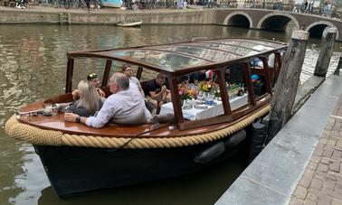 ¡Alquiler de barco privado en Ámsterdam con capitán y bar!