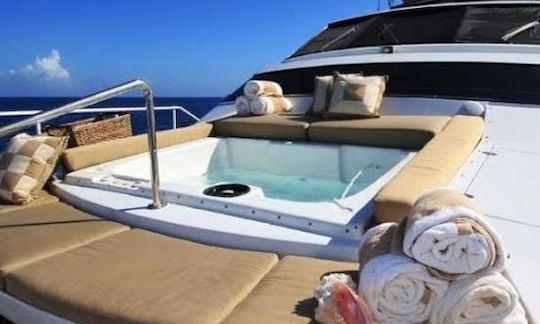 Versilcraft de 110 pies con tobogán y jacuzzi con recogida en Tulum