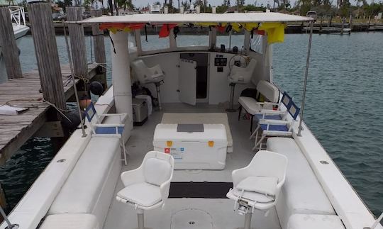 Fête sur la plage en bateau à moteur sur l'île de Grand Bahama