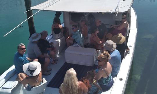 Fête sur la plage en bateau à moteur sur l'île de Grand Bahama