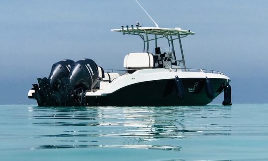 Viajes de pesca con consola central de 26 pies en el atolón AA.