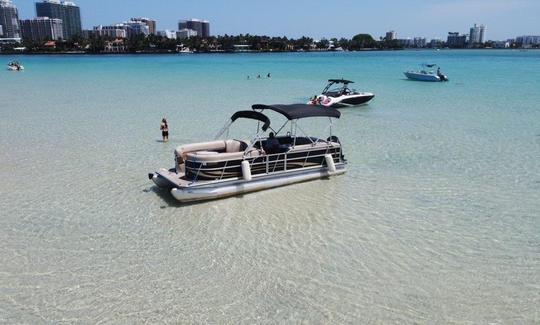 マイアミでおすすめの海水ポンツーンボートレンタル（最大10名まで）