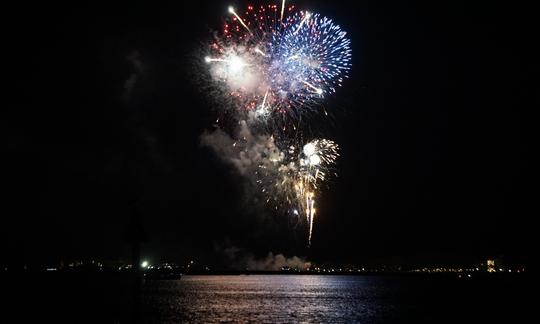 Recorrido con fuegos artificiales y delfines al atardecer en Hilton Head Island