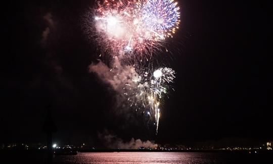 Recorrido con fuegos artificiales y delfines al atardecer en Hilton Head Island