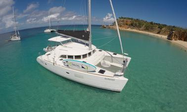 Catamarã à vela tripulado para um dia confortável e divertido no mar!