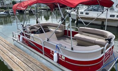 20ft Pontoon Suntracker Party Barge in St. Petersburg. Gas included!