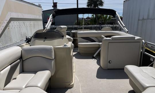 Alquiler de pontones SunChaser Craft 8520 Classic Cruise-n-Fish de 24 pies en Tampa, Florida