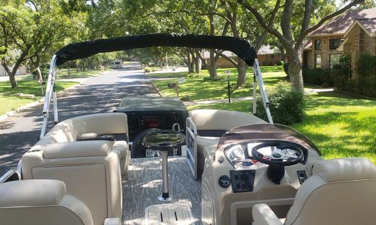 2020 Suncatcher Tritoon Boat Rental on Lake LBJ